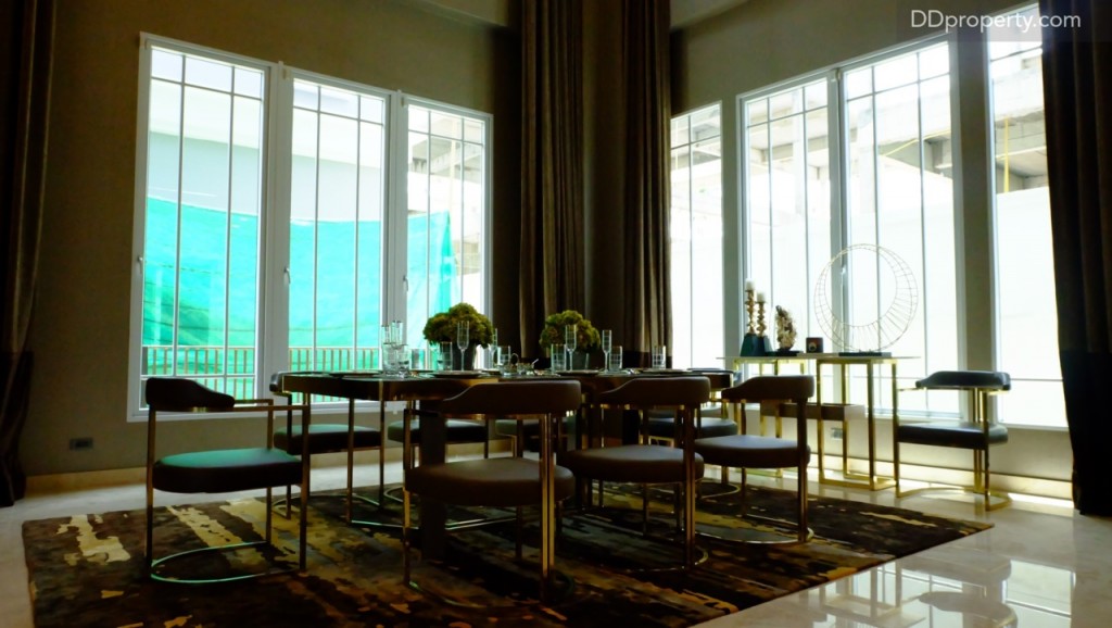 พื้นที่บริเวณห้องรับประทานอาหารมีพื้นที่กว้างขวาง สามารถรองรับการจัดวางโต๊ะรับประทานอาหารขนาดใหญ่ 8 – 10 ท่านได้สบายๆบริเวณนี้โอบล้อมด้วยหน้าต่างกระจกสูง (ประมาณ 2.3 เมตร) ชนิดบานพับรอบด้าน พื้นบริเวณนี้ปูด้วยแกรนิตโต้ขนาด 60 x 60 ซม. เช่นเดียวกัน หากต้องการให้พื้นดูมีลูกเล่น สามารถหาพรมมาตกแต่งได้ตามใจชอบ