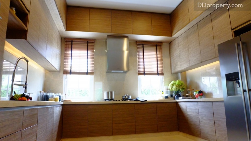 งานบิลท์อินตู้ไม้และเคาน์เตอร์ในห้องครัวถูกบิลท์มาในรูปตัว “U” ทำให้ได้พื้นที่จัดเก็บข้าวของเครื่องใช้ได้มาก โดยไม่จำเป็นต้องนำออกมาแขวนข้างนอก สำหรับบ้านตัวอย่างเครื่องชุดเตาและเครื่องดูดควัน, ก๊อกน้ำ โครงการมอบเป็นแบรนด์ Mex ให้ แต่สำหรับตู้เย็นไม่ได้แถมมาให้ด้วย