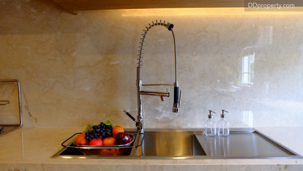 ผนังใน ห้องครัวจะเป็นหินอ่อนสีขาว ท็อปตรงเคาน์เตอร์เป็นหินอ่อนเช่นกัน (มีเฉพาะในบ้านตัวอย่าง)บ้านเปล่าจะเป็นพื้นที่โล่ง ผนังฉาบเรียบสีขาวก่อนถึงห้องครัว จะมีประตูที่สามารถเปิดออกไปยังบริเวณหลังบ้านได้ 