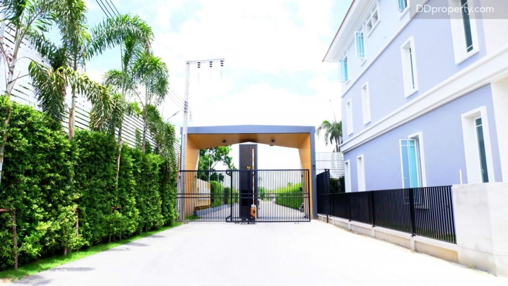 ประตูทางเข้าโครงการที่มีระบบ รปภ. 24 ชม.