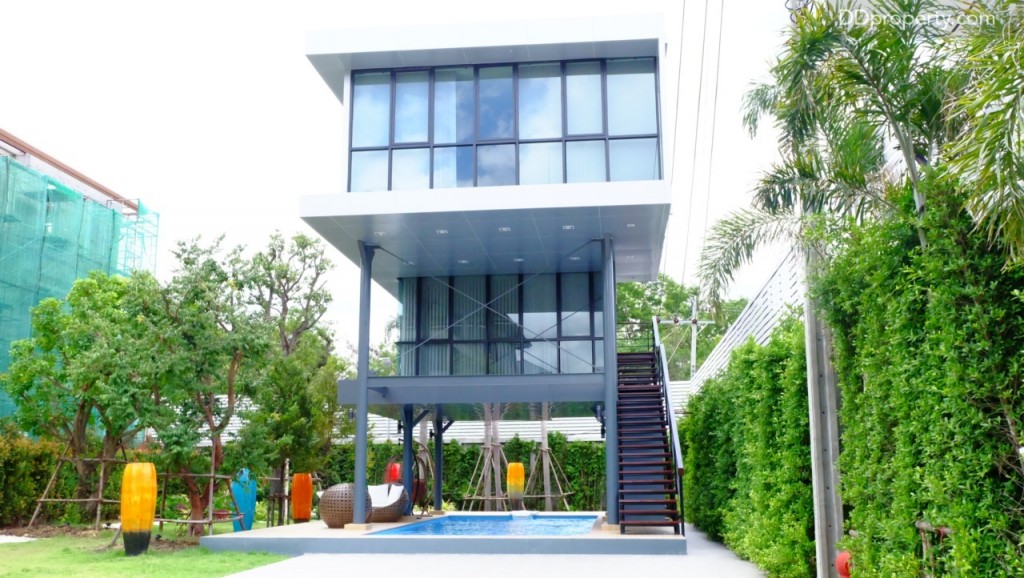 สิ่งอำนวยความสะดวกส่วนกลางจะอยู่บริเวณคลับเฮ้าส์ ในอนาคตจะมีการกั้นรั้วเป็นสัดส่วนเพื่อสร้างความเป็นส่วนตัวสำหรับผู้มาใช้บริการ 