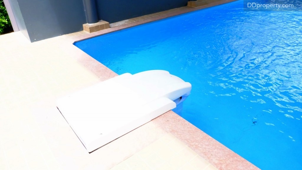 สระว่ายน้ำขนาด 2 x 10 เมตร พร้อมเครื่องสร้างระบบน้ำวนเหมาะสำหรับการบำบัดและผ่อนคลาย