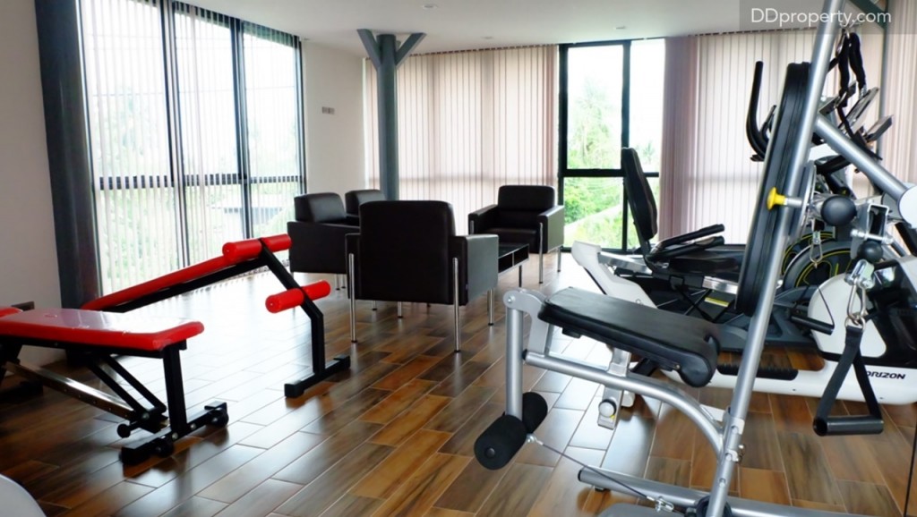 ฟิตเนสชั้นสามที่มีอุปกรณ์ออกกำลังกายพื้นฐานครบครัน