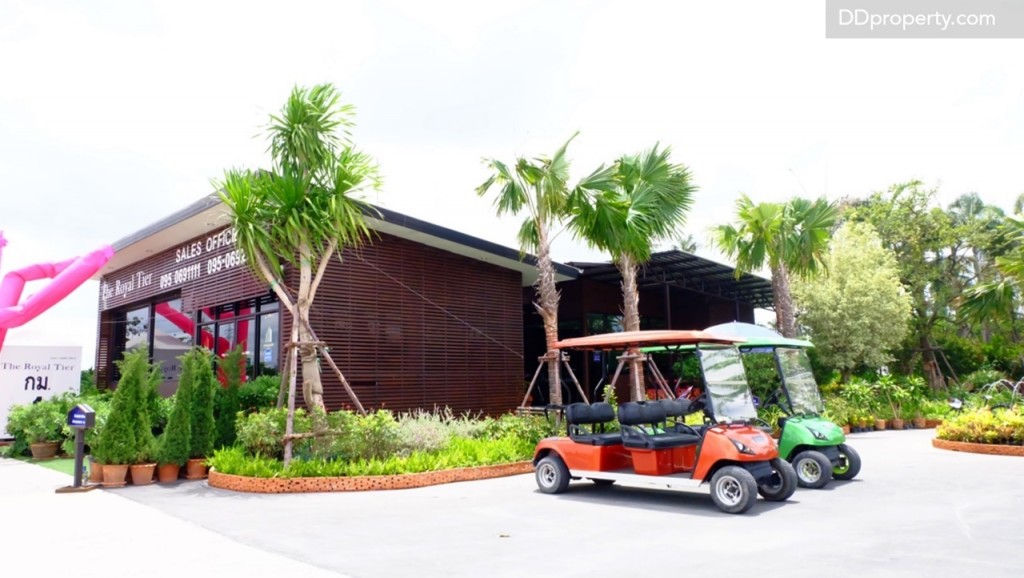 สำนักงานขายของโครงการที่จะถูกเปลี่ยนเป็นสวนด้านหน้าโครงการเมื่อโครงการแล้วเสร็จ