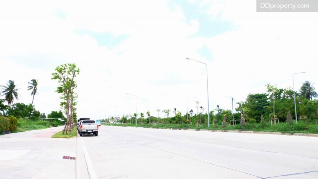  ถนนด้านหน้าโครงการที่เป็นเส้นทางที่สามารถมุ่งหน้าสู่ ถนนพุทธมณฑลสาย 1 ที่สามารถตัดไปยังเส้นบรมฯได้, แยกเข้าสู่ถนนราชพฤกษ์ และแยกเพื่อเข้าสู่ถนนจรัญฯ ตามลำดับ 