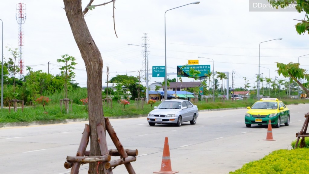 ถนนฝั่งตรงข้ามโครงการหากเลี้ยวซ้ายจะเป็นการกลับเข้าสู่ถนนกาญจนาฯ หากตรงขึ้นสะพานไปจะสามารถมุ่งหน้าไปยังพุทธมณฑลสาย 2 – 3 และบางบัวทองได้