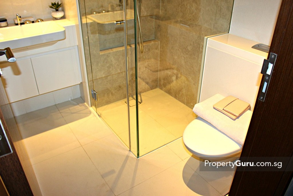 d'Leedon common bathroom small 4 BR