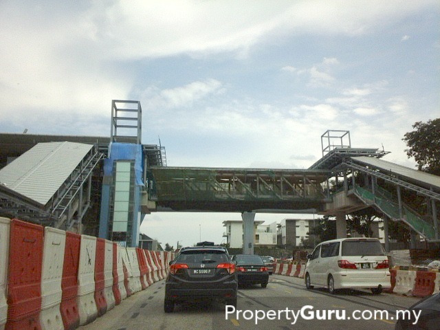 An elevated MRT Station within walking distance from The Effingham