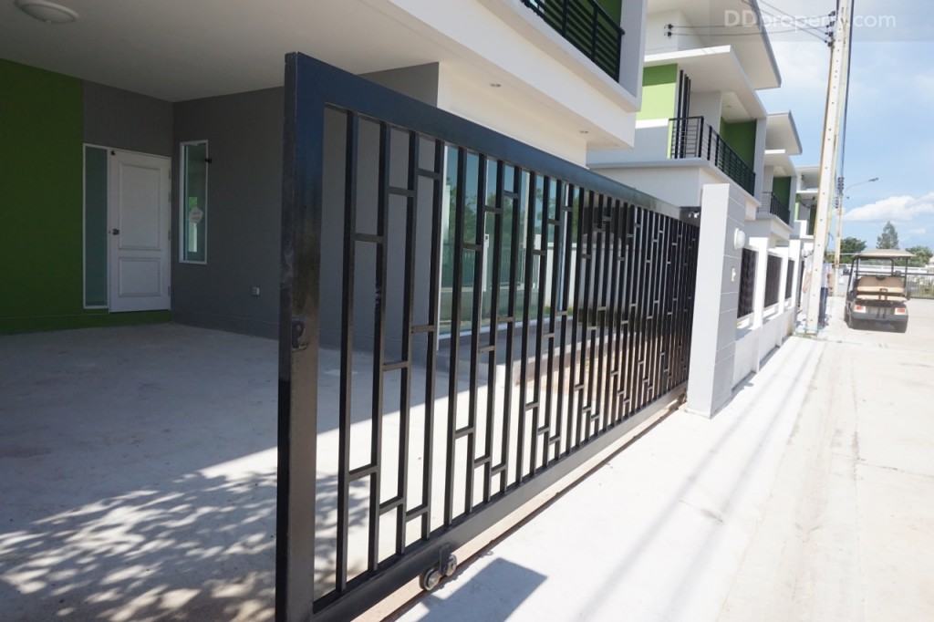 the season valley sriracha Single Home TrDSC00199-003