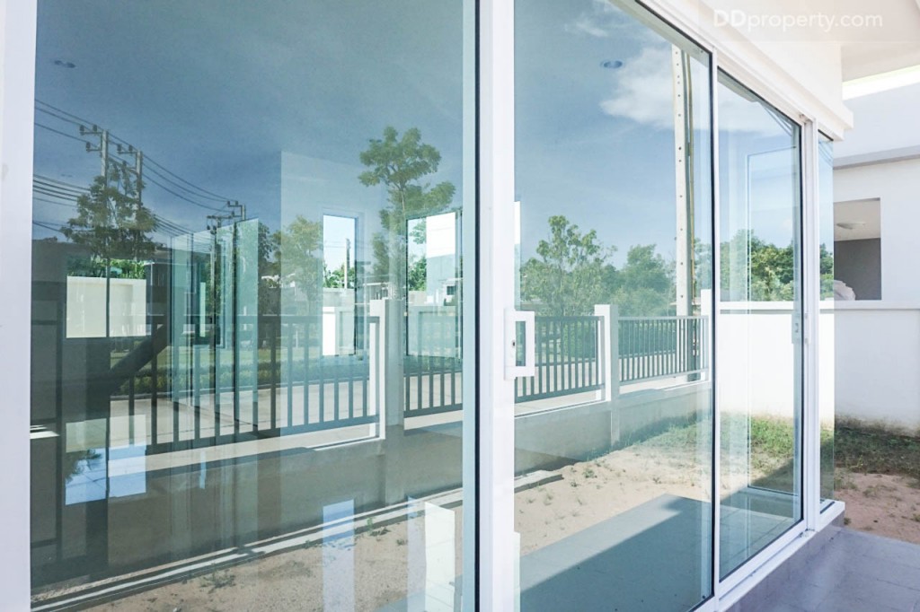 the season valley sriracha Single Home TrDSC00205-008