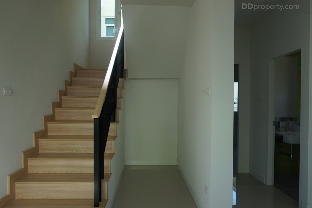 the season valley sriracha Single Home TrDSC00213-015