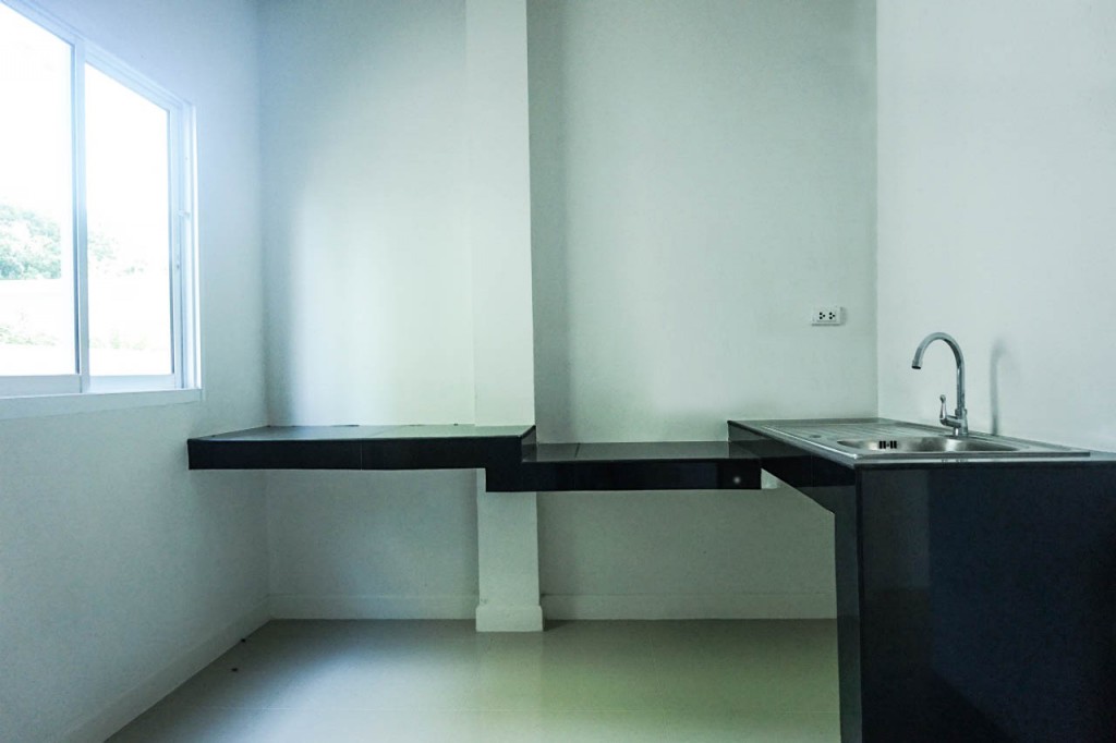 the season valley sriracha Single Home TrDSC00217-019