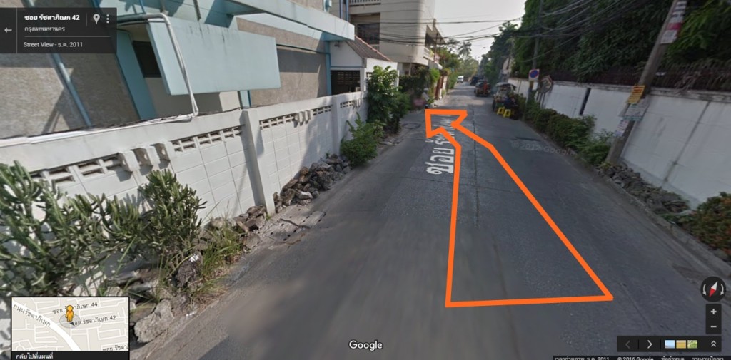 หลังจากนั้นจะพบว่ามีทางแยกอีกหนึ่งแยกให้เลี้ยวซ้าย