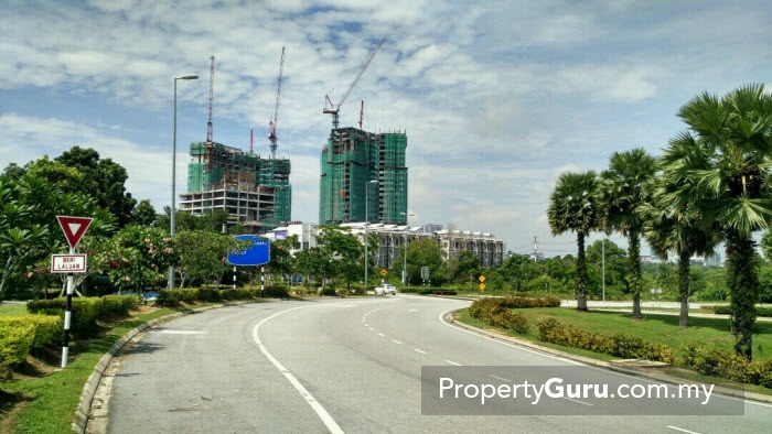 The quiet and peaceful road around Clique