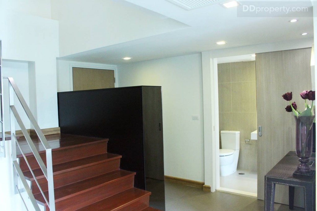 ที่เห็นตู้ดำๆ เป็นชั้นวางรองเท้า และที่เก็บของ ส่วนขวามือจะเป็นห้องน้ำที่ใช้รวมกับห้องนอนด้านล่าง