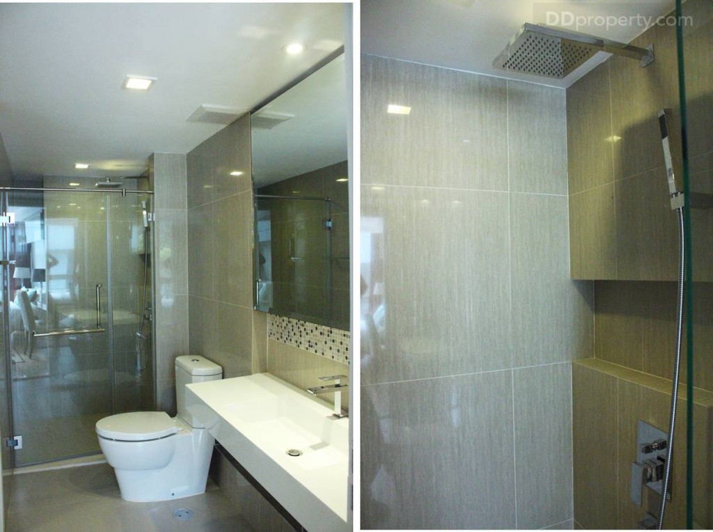 โดยพื้นที่อาบน้ำจะอยู่ด้านซ้ายมือสุด แบบเรนชาวเวอร์ กั้นด้วยกระจกนิระภัย ถัดมาเป็นสุขภัณฑ์ของ Kohler อ่างล้างหน้าของ Bathroom Design 