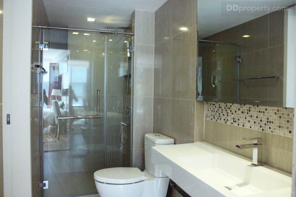 ห้องน้ำชั้นล่างนี้มีแปลนเป็นแนวยาว ขนาด 1.5 x 3.9 โดยประมาณ