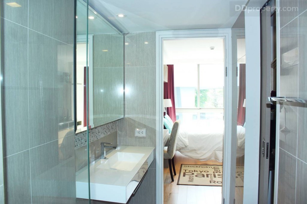 ห้องน้ำเชื่อมต่อกับห้องนอนด้านล่าง เพื่อสะดวกในการใช้งาน 