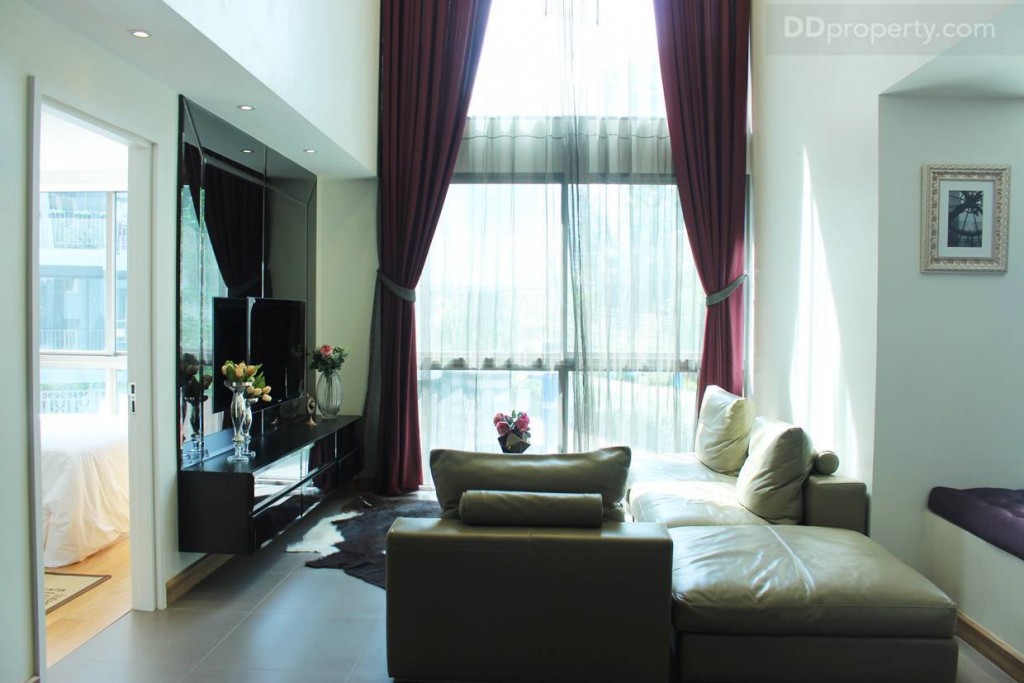 พื้นที่ห้องนั่งเล่นกว้าง 3.3 x 4.4 เมตร และสูง 5 เมตร 