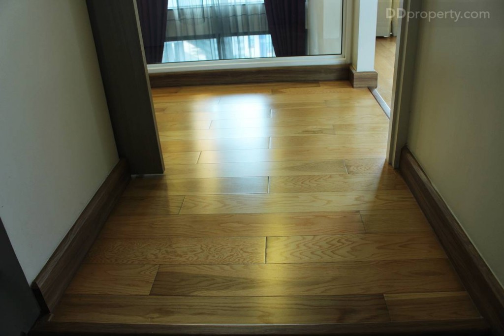 พื้นที่ชั้นบนปูพื้นด้วยเอ็นจิเนียริ่ง วู้ด สีอ่อนทั้งชั้นยกเว้นพื้นที่ห้องน้ำ ซึ่งตัดกับสีไม้แดงของบันได้เหมือนเป็นการแยกส่วน กั้นทางเข้าด้วยประตูบานเลื่อน