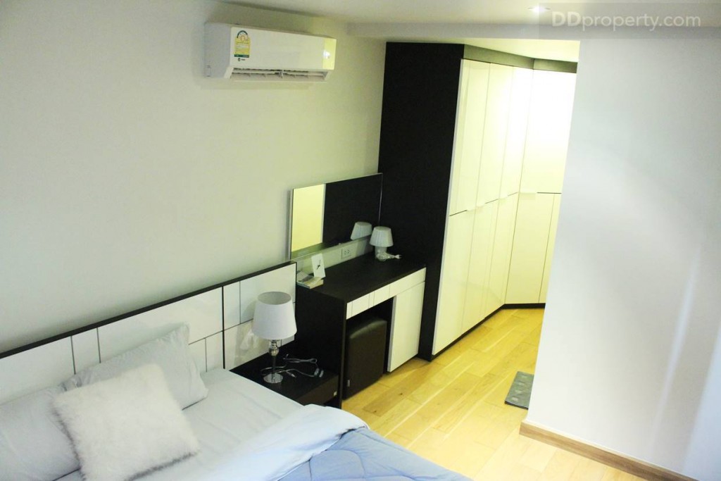 ภายในห้องนอนเพดานสูง 2.5 เช่นกัน ทำให้ห้องนอนดูไม่อึดอักถึงแม้วห้องนี้จะไม่มีระเบียงห้องก็ตาม 