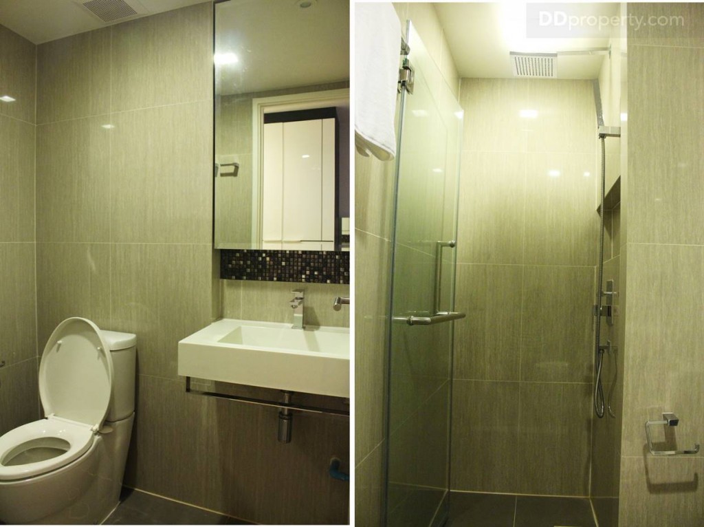 ภายในห้องนอนใหญ่มีห้องน้ำส่วนตัว ส่วนรูปแบบและวัสดุมีความคล้ายคลึงกัน ต่องกันเพียงแค่ขนาดเท่านั้นเอง