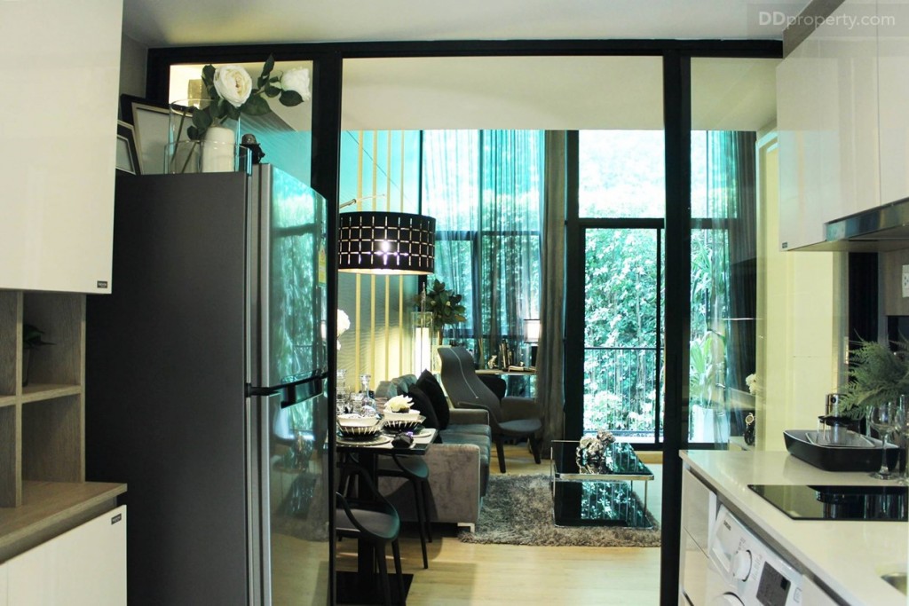 เมื่อเปิดประตูเข้ามาในห้องจะพบกับพื้นที่ห้องครัว ซึ่งถือว่าจัดมาค่อนข้างลงตัวไม่แคบเกินไป 