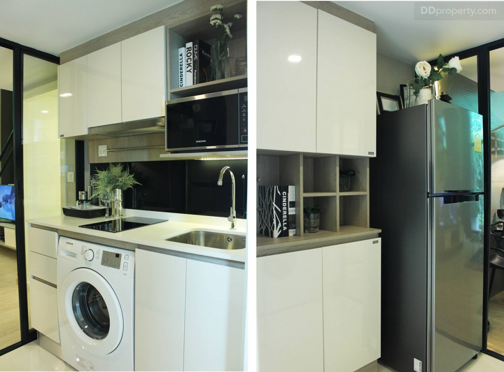 รูปซ้าย ฝั่งขวามือทางเข้าจะเป็นส่วนของครัวที่ทางโครงการบิวท์อินมาให้อย่างลงตัว รูปขวา จะเป็นฝั่งซ้ายมือทางเข้า ทางโครงการบิวท์อินเป็นตู้เก็บของเต็มพื้นที่พร้อมที่วางตู้เย็น ความสูงจากพื้นถึงฝ้าบริเวณครัวสูง 2.2 ม. ไฟเป็นแบบดาวน์ไลท์