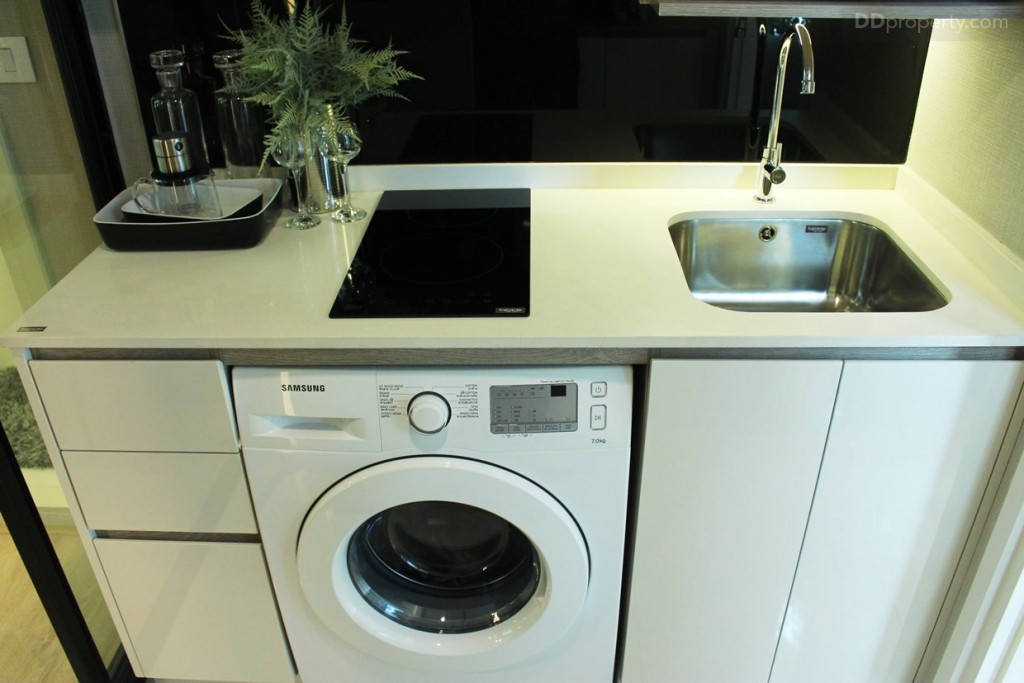 เคาน์เตอร์ ครัว เป็นหินเทียม มีลิ้นชักแบ่งช่อง 3 ระดับ ชั้และตู้เก็บของด้านล่งอ่างล้างจาน