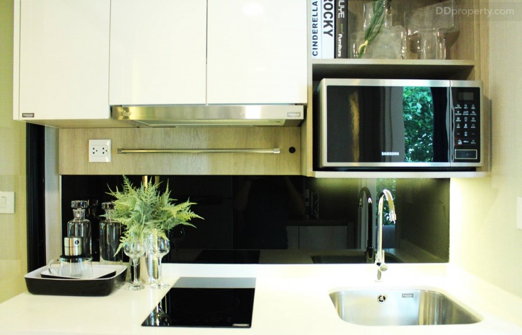 ชุดครัวที่ได้ที่จะเป็นชุดเตาแบบแม่เหล็ก และ Hood ดูดควันของ Teka พร้อมปลั๊กด้านบนอีก 1 จุด มีพื้นที่สำหรับจัดเตรียมอาหาร 