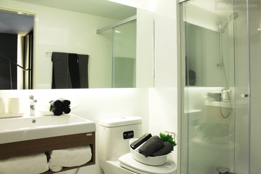 ภายในห้องน้ำแบ่งการใช้งานส่วนเปียกและส่วนแห้งไว้อย่างชัดเจน พร้อมกระจกบานใหญ่ ภายในห้องน้ำ เหมือนกันกับห้องน้ำห้องแบบ 1 ไม่มีผิดเพื้ยน แต่การเล็ดน้อยในเรื่องของขนาด