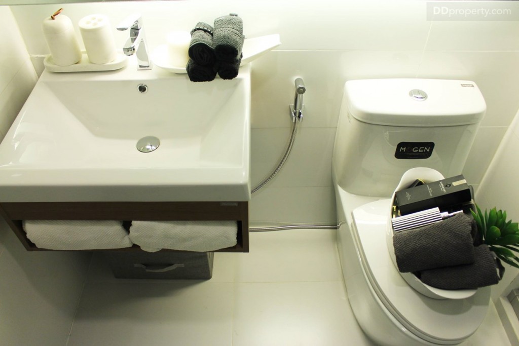 สุขภัณฑ์ อ่างล้างหน้าและอุปกรณ์ เป็นของ Mogen โดยอ่างหน้าประมาณ 50 x 60 ซม. เหนืออ่างมีพื้นที่สำหรับวางของ และมีที่เก็บของด้วยที่ใต้อ่างด้วย