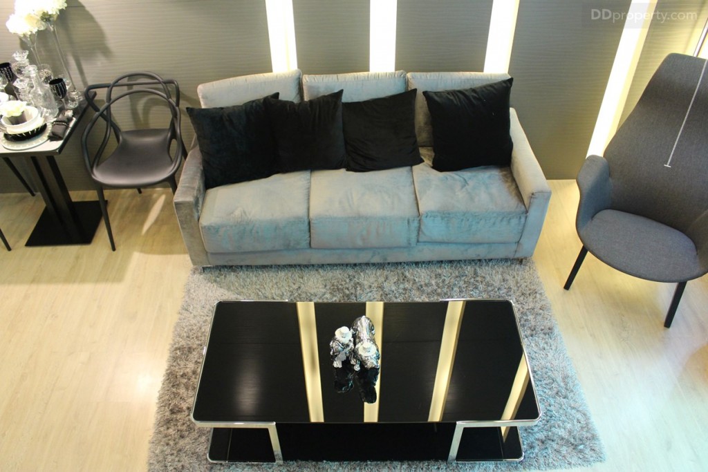 โซฟาที่ให้มาเป็นแบบ 3 ที่นั่นระยะห่างจะโซฟาถึงชั้นวางทีวีน่าจะอยู่ที่ประมาณ 2 เมตร 