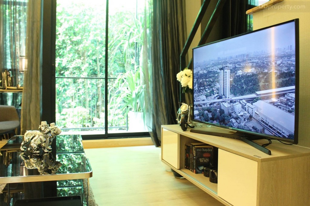 ส่วนชั้นวางทีวีเป็นบิวท์อินแบบลอบตัวติดกับบันไดทางขึ้นห้องนอน กว้างพอที่จะวางที่วีขนาด 50 นิ้วได้สบายๆ ส่วนประตูออกไปสู่ระเบียง เป็นกระจกบานให้ขอบอลูมิเนียมสีดำบาน 2 ตอน