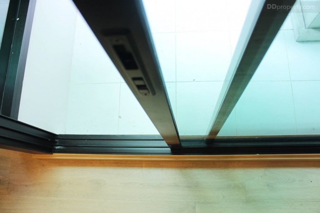 จากห้องนั่งเล่นไปยังระเบียงจะมีประตูกระจกบานเลื่อนแบบ 2 ตอนมีการยกขอบประมาณ 10 ซม. เพื่อกันน้ำและฝุ่นจากระเบียงเข้ามาในห้อง