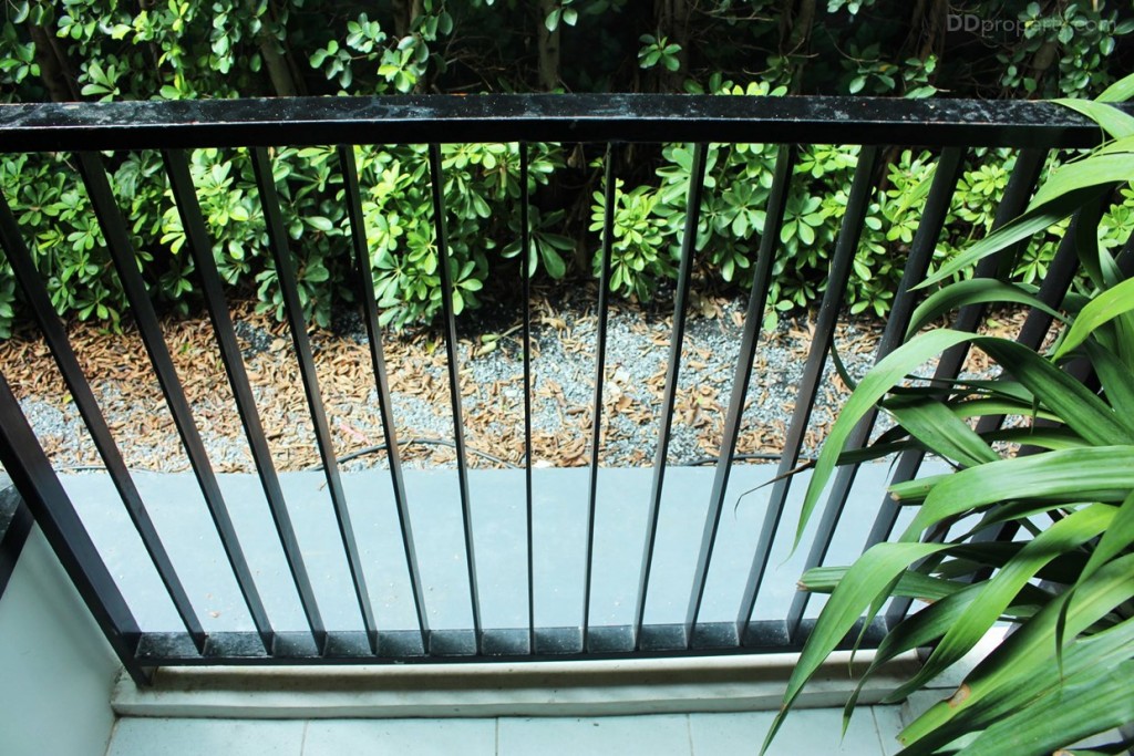 มีราวกันตกเป็นเหล็กทาสีดำ  ระเบียงค่อนข้างกว้างมีพื้นที่ สำหรับนั่งชิลล์ๆ มองวิวเมือง