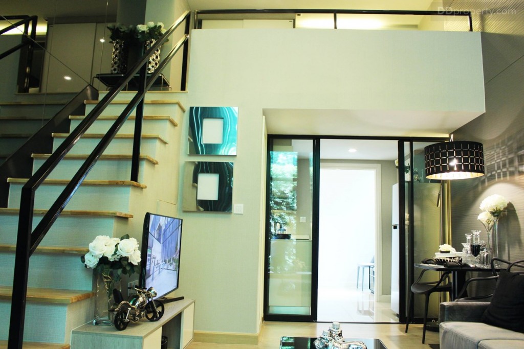 เนื่องจากเป็นห้องนี้ถูกออกแบบมาเป็นห้องแบบ ดูเพล็กซ์ ทำให้มีพื้นที่ทั้งชั้นล่างและชั้นบน ให้ความรู้สึกอยู่เหมือนอยู่บ้าน ระดับพื้นที่ถึงเพดานโถงสูง 4.2 เมตร สามาถมองขึ้นไปเห็นห้องชั้นบนได้