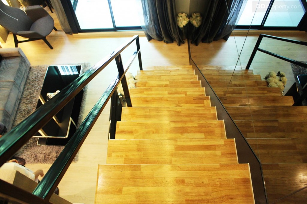 บันไดไม่มีชานพักเดินตรงขึ้นไปที่ชั้นสองของห้องได้เลย กว้างประมาณ 0.75 เมตร ปิดผิวด้วยไม้สำเร็จรูป พร้อมราวจับ