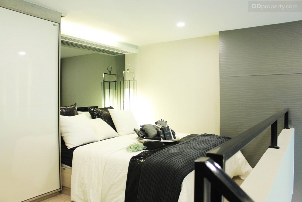 บนชั้นที่จะมีความสูงของเพดานอยู่ที่ 2 เมตร ซึ่งอาจจะต่ำเป็นนิดสำหรับคนตัวสูง แต่สำหรับคนไทยก็ถือว่าสบายๆ อีกทั้งเป็นห้องด้วย หากอยากทำกิจกรรอะไรก็ไปพื้นที่ด้านล่วงดีกว่า