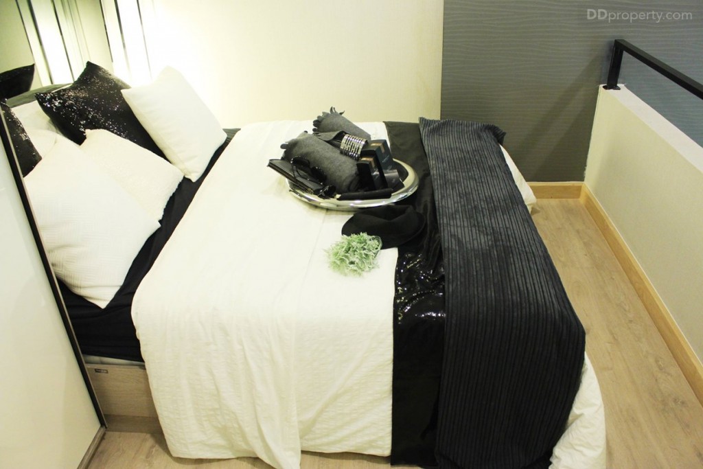 พื้นที่ด้านบนจะมีแค่เตียงนอน และตู้เสื้อผ้าแบบบิวท์อินมาให้เพื่อให้ได้สัดส่วนที่ลงตัว มีพื้นที่หน้าตู้เสื้อผ้า และรอบเตียง ไม่ติดจนเกินไป 