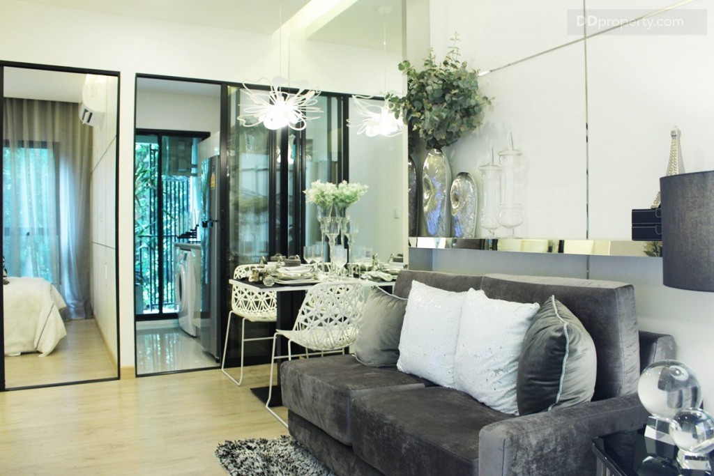 เมื่อเข้ามาภายในห้องจะพบกับส่วนของห้องนั่งเล่น โดยโซฟาจะอยู่ทางซ้ายมือ ถัดไปจะเป็นโต๊ะทานข้าว และพื้นที่ห้องครัว