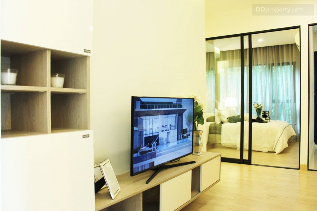 ซ้ายมือจะมีการบิวท์อินตู้เก็บรองเท้าและที่เก็บของ ถัดไปจะเป็นชั้นวางทีวีบิวท์อินแบบลอยตัว พร้อมช่องเก็บของด้านล่าง