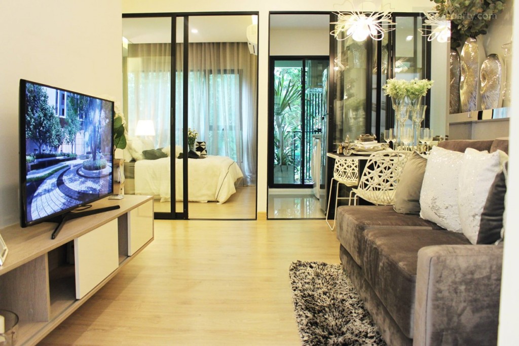 ระยะห่างจากชั้นวายทีวีกับโซฟาอยู่ที่ประมาณ 1.5 เมตรโดยประมาณ ซึ่งถือเป็นระยะเดินสวนสนกันสบายๆ ซึ่งชุดโซฟาชุดนี้ทางโครงการก็มีให้