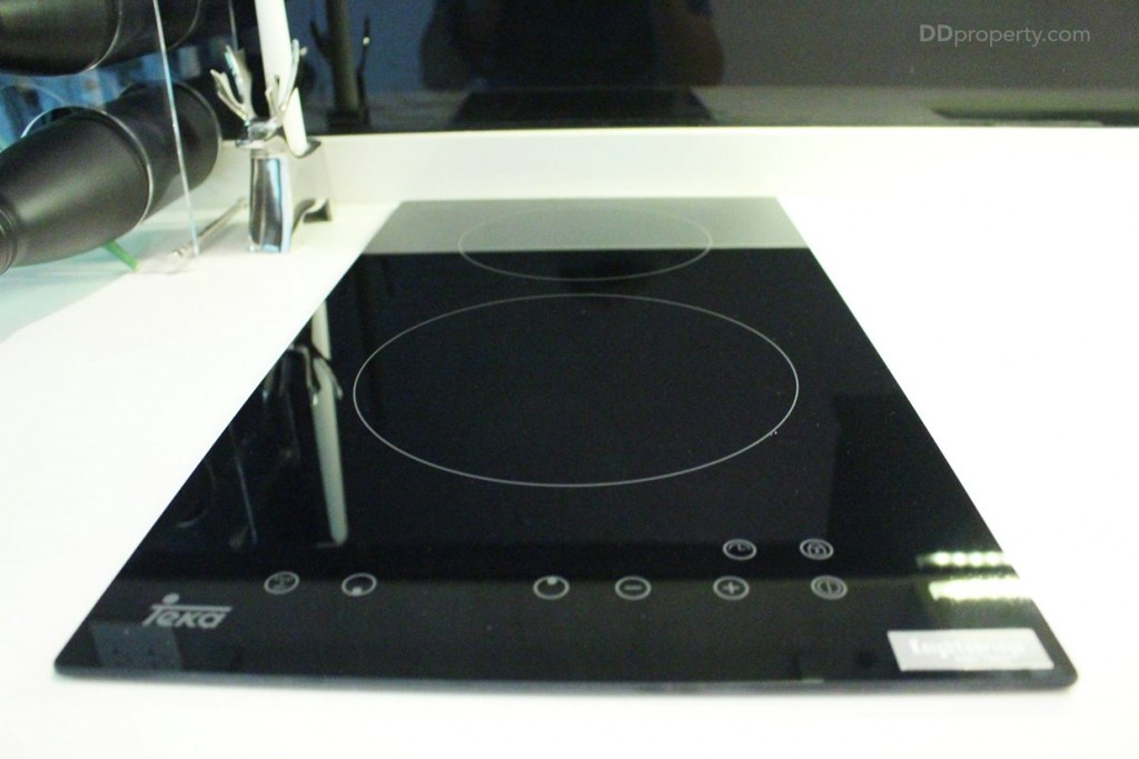 ชุดครัวที่ได้ที่จะเป็นชุดเตาแบบแม่เหล็ก และ Hood ดูดควันของ Teka