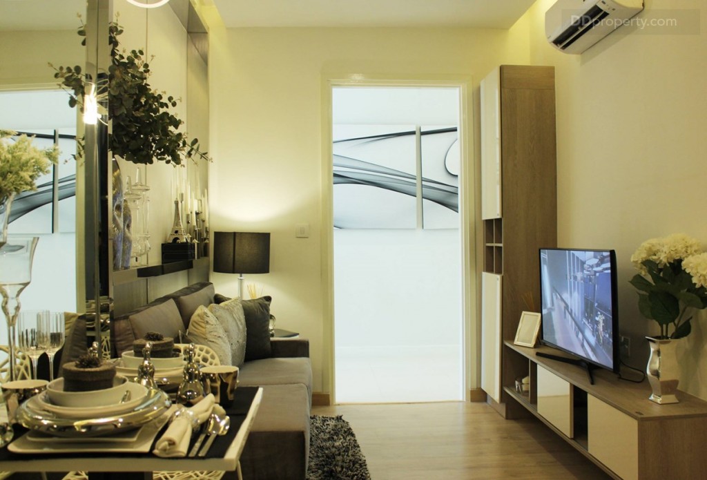 กลับมายังพื้นที่ภายในห้อง มุมมองจากด้ายหลังแสดงให้เห็นว่าการจัดวางเป็นแบบชิดกำแพงทั้ง 2 ฝั่ง เพื่อเพิ่มพื้นที่ และสะดวกต่อการใช้งาน