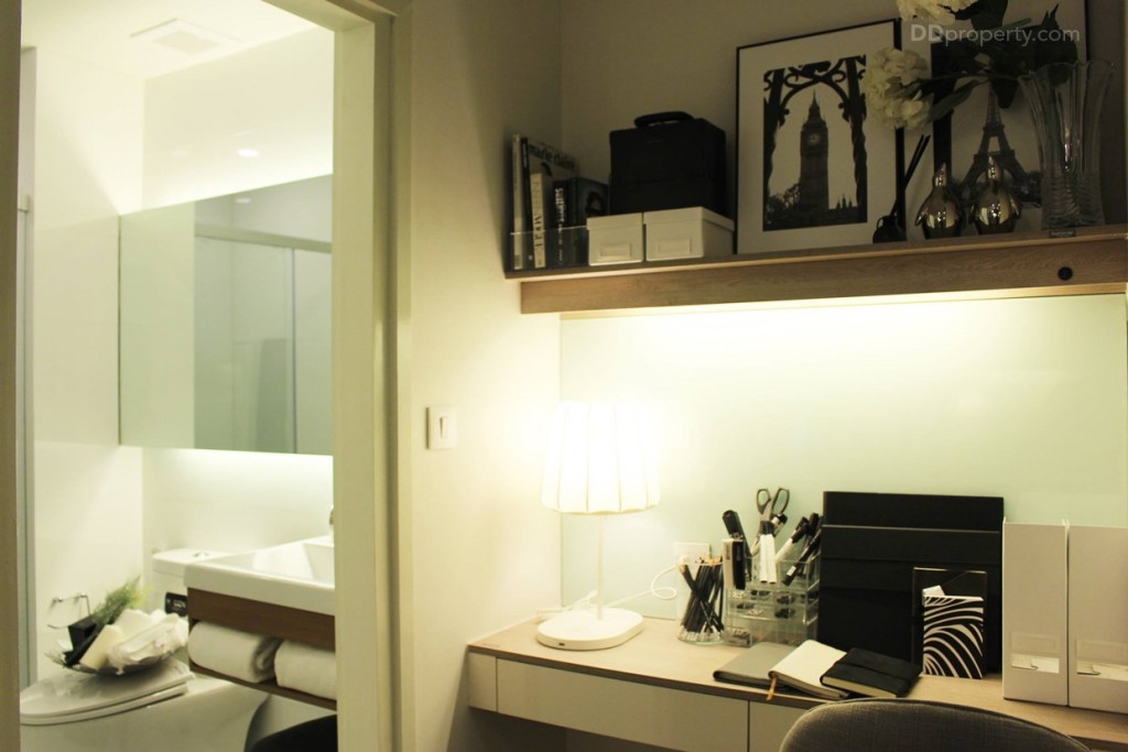 โต๊ะทำงานจะมีลิ้นชักให้ 2 ชั้น ด้านบนบิวท์อินแบบลอยตัว ไว้ใช้วางของต่างๆ พร้อมปลั๊กไฟ 1 จุด