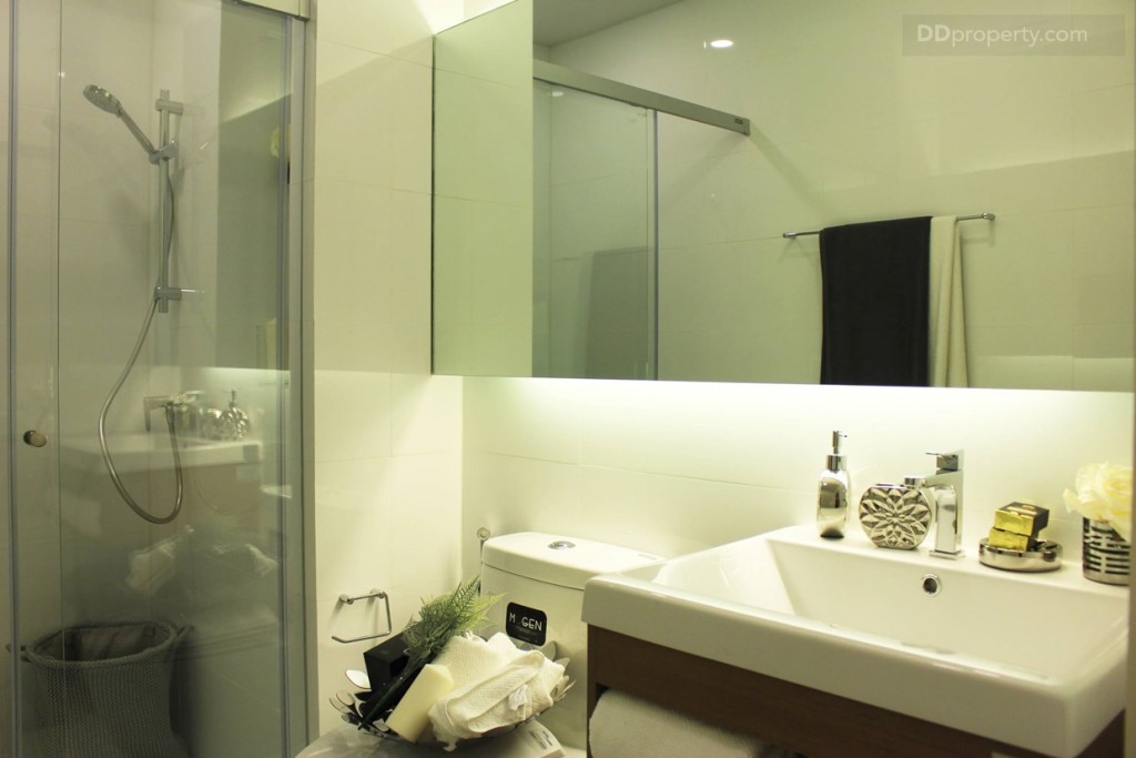 ผนังห้องน้ำปิดด้วยกระเบื้องกระเบื้องเซรามิค ให้ชุดอ่างล้างหน้าพร้อมกระจกเงาบานใหญ่