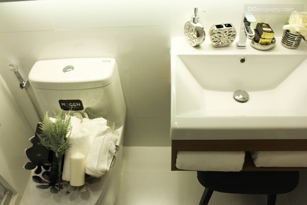 โถสุขภัณฑ์และอุปกรณ์ต่างๆ รวมถึงอ่างล้างหน้าเป็นของ Mogen 