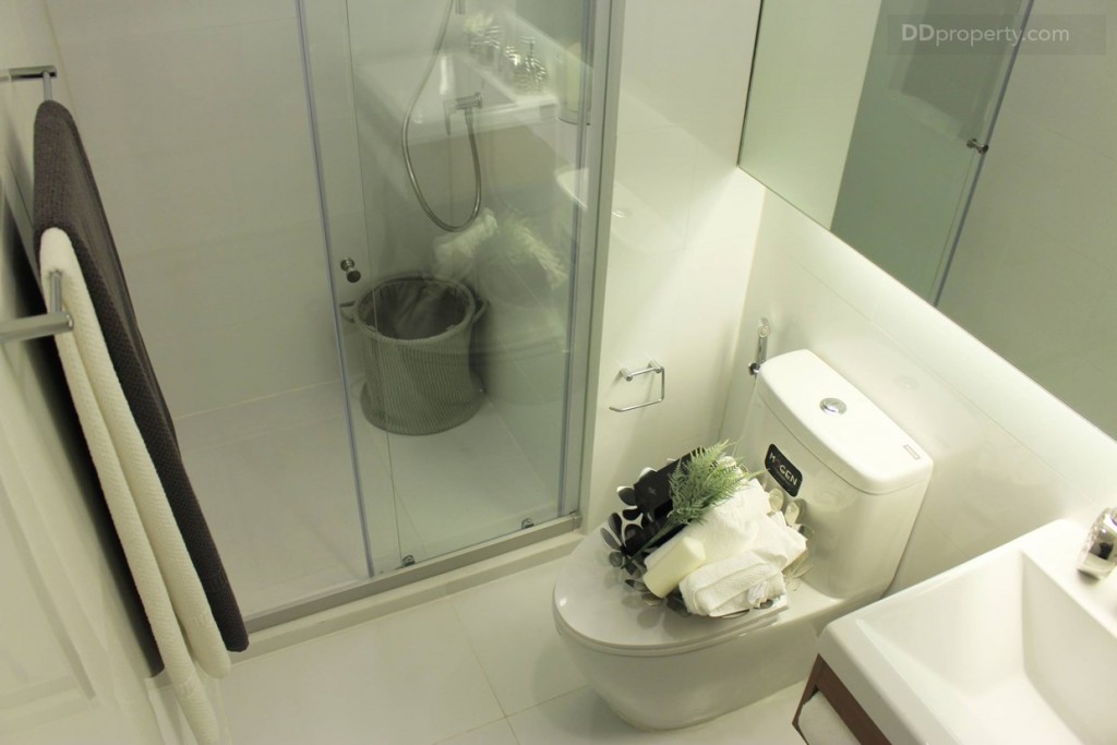 ส่วนอาบน้ำมีบานประตูบานเลื่อนกระจกให้ ฉากกั้นอาบน้ำเป็นบานเปลือยกระจกนิรภัยใสพร้อมอุปกรณ์สแตนเลส