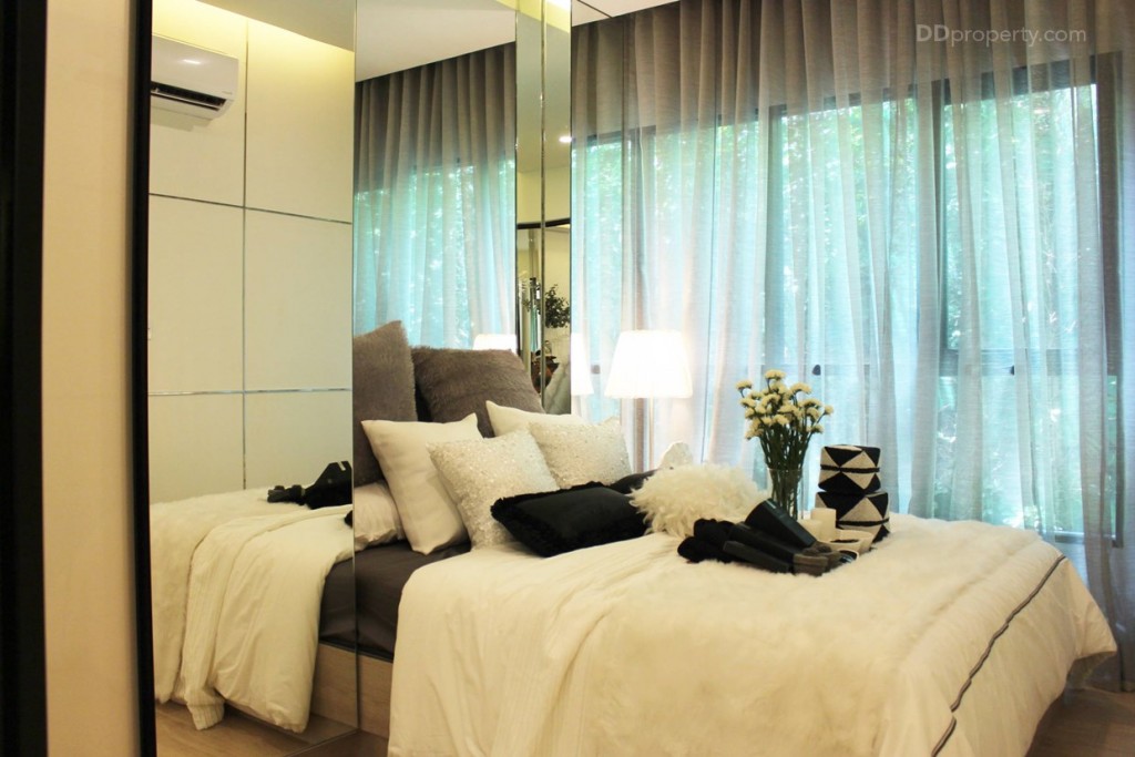 มุมมองภายในห้องนอนถือว่าไม่แคบไปกำลังดี เพราะมีพื้นที่ด้านข้างเหลือให้ตั้งตู้เสื้อผ้า